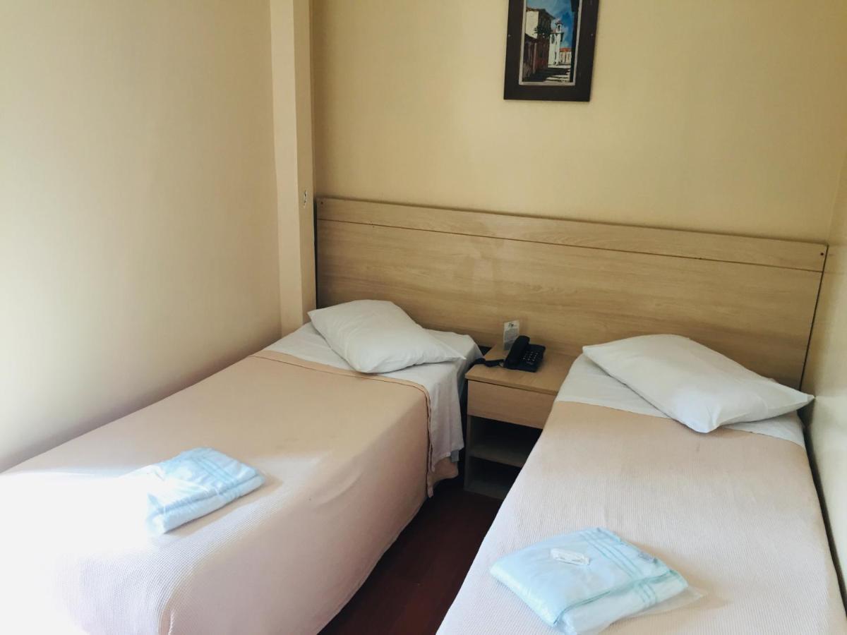 Quarto com 2 Camas de Solteiro